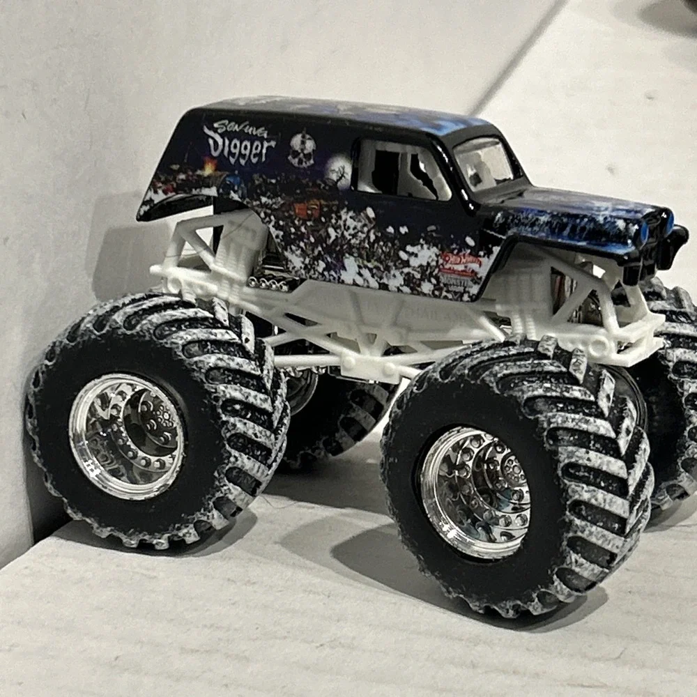 Son uva‎ GRAVE DIGGER Monster Jam Hot Wheels Truck Christmas Edition HTF RARE B3